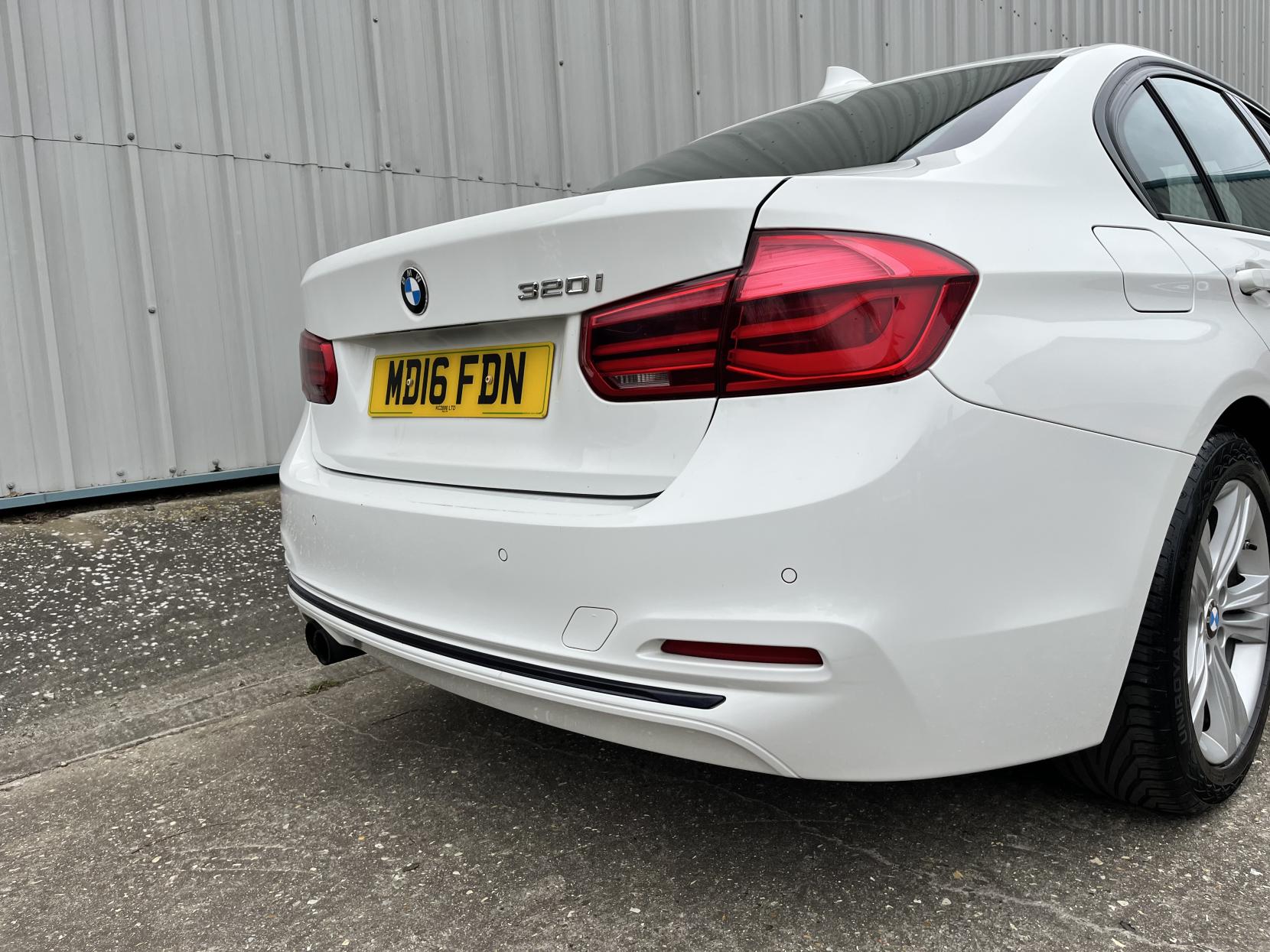 BMW 3 Series 2.0 320i Sport Euro 6 (s/s) 4dr